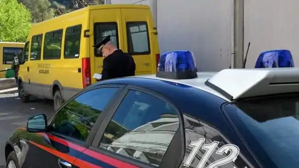 Una bambina di tre anni è stata lasciata sola nello scuolabus per cinque ore, ieri mattina a Morro d’Oro, in provincia di Teramo, ma è stata fortunatamente ritrovata in buone condizioni.