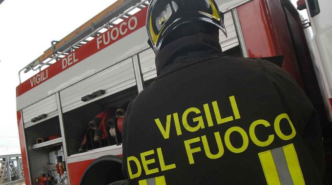 Puglia, spaventoso incendio nel deposito delle Ferrovie Sud Est, paura tra i residenti