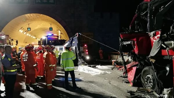 Terribile incidente, autobus si schianta in un tunnel e si spezza in due, sono 36 i morti