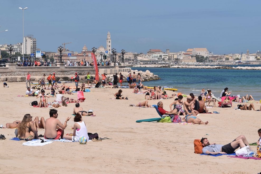 Bari Pane e Pomodoro come il fiume Giordano,  ivoriano invasato credendosi Gesù scarcerato ieri entra in mare completamente nudo, “doveva purificare i suoi mali”