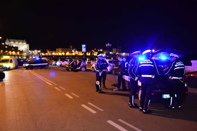 Lungomare di Bari, violentissimo incidente scontro tra due auto, una si è ribaltata, a lavoro vigili del fuoco per estrarre feriti dalle lamiere