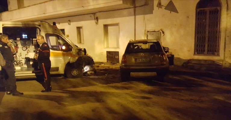 Puglia nella notte, tremendo schianto di un’ambulanza contro un muro, 4 feriti gravi