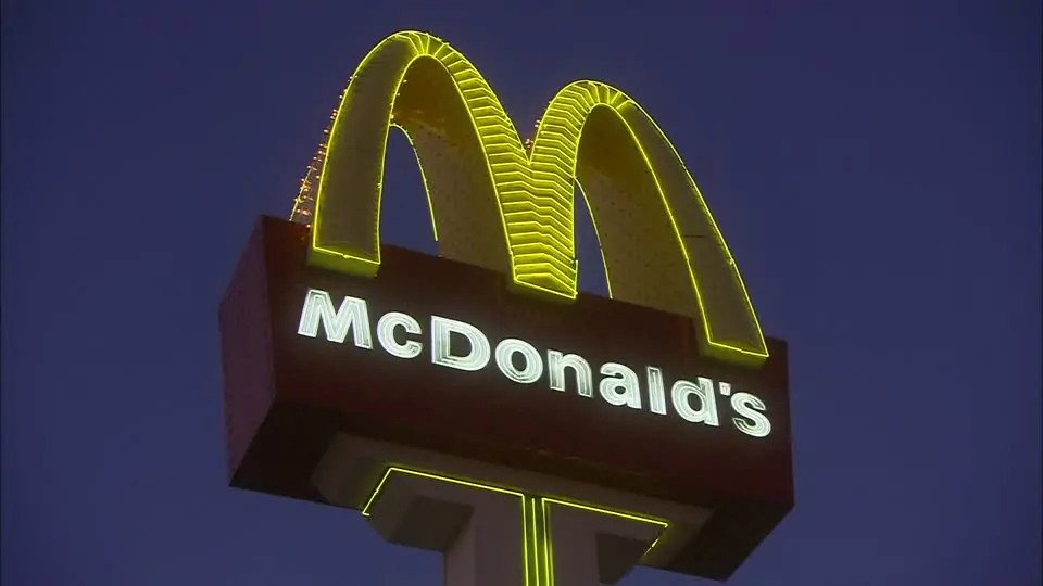 Incendia un McDonald's perché troppo affollato: dipendente condannato a 5 anni di carcere negli Stati Uniti per incendio doloso.