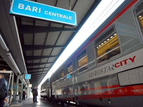 Puglia, su treno partito da Bari, 25enne nigeriano sprovvisto di biglietto aggredisce con calci e pugni tre poliziotti