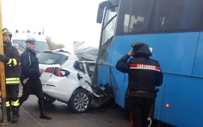 Puglia, tremendo scontro frontale tra bus e auto, un morto, la vittima schiacciata all’interno del veicolo, alcuni viaggiatori feriti