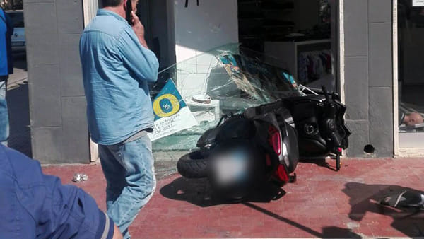 Puglia, violentissimo incidente tra auto e moto, la moto ha sfondato la vetrina di un negozio, grave centauro