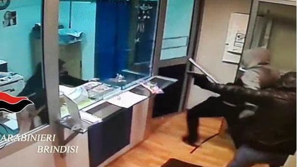 Puglia, sanguinosa rapina in gioielleria in pieno centro, cliente ferito da un colpo di fucile, banditi arrestati