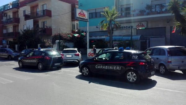 Puglia, supermercato Dok, vigilante sventa una rapina ma viene picchiato a sangue dai malviventi, terrore tra i clienti