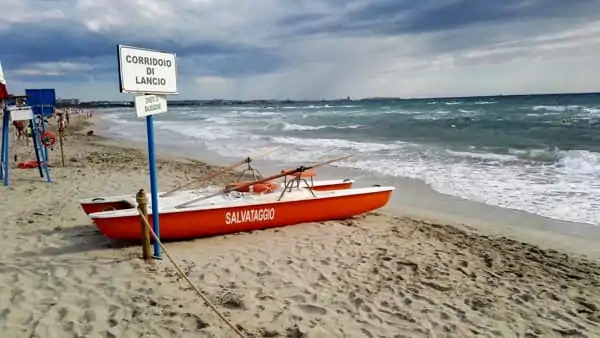 Un giovane di 21 anni è morto oggi pomeriggio sulla spiaggia di Nettuno, nonostante i tentativi di salvataggio della bagnina.