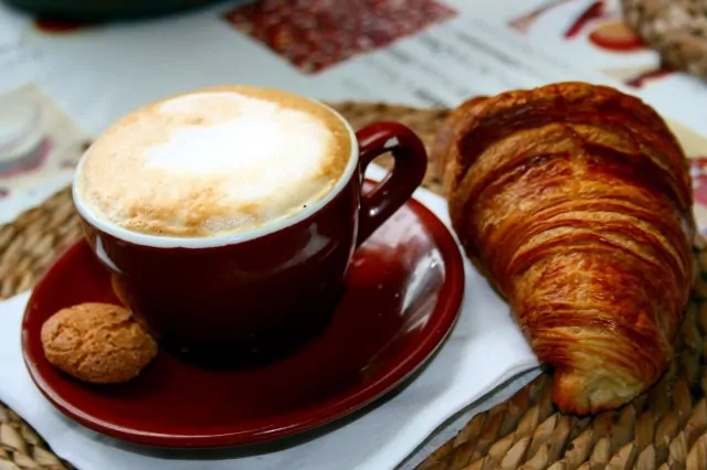Fa colazione al bar e alla cassa chiede di pagare per i clienti presenti in quel momento poi va via, tutti increduli