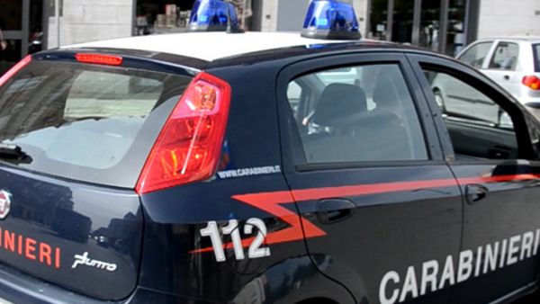 Puglia, violenta rapina a un dipendente di noto negozio, due banditi a volto coperto lo fanno scendere dall’auto, lo picchiano e gli rubano 8 mila euro