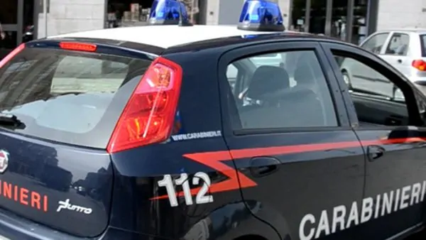 Puglia, violenta rapina a un dipendente di noto negozio, due banditi a volto coperto lo fanno scendere dall’auto, lo picchiano e gli rubano 8 mila euro