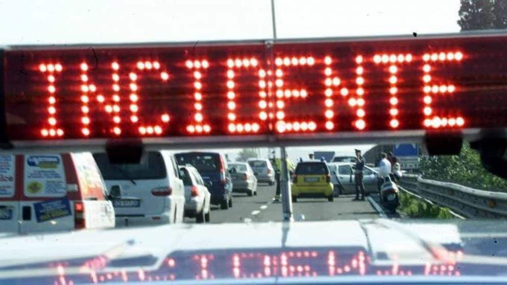 Bari, tremendo incidente sulla tangenziale, moto sbanda paurosamente all’altezza di Japigia, due feriti in codice rosso