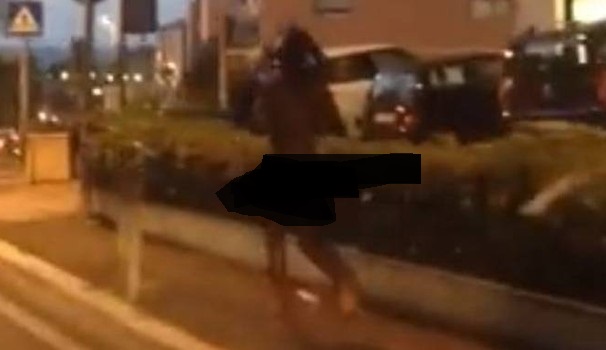 Choc per strada, ragazzo africano fa jogging nudo in pieno centro, l’incredulità dei passanti, video