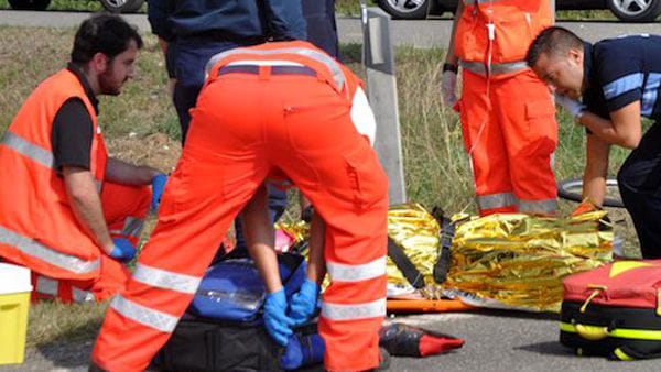 Puglia, gravissimo incidente, si ribalta furgone, per estrarre i passeggeri dalle lamiere intervengono i pompieri, 5 i feriti, due in fin di vita