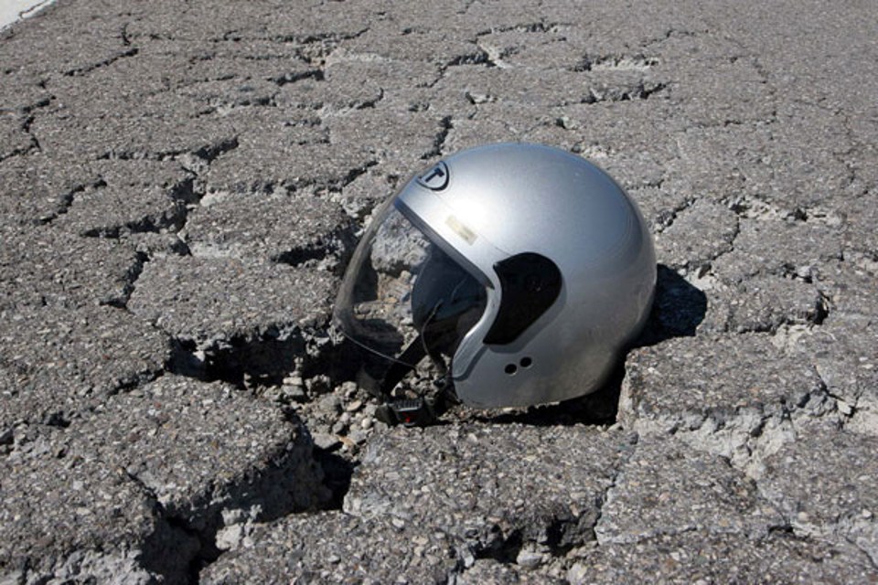 Puglia, auto si scontro con una moto sul cavalcavia, grave centauro