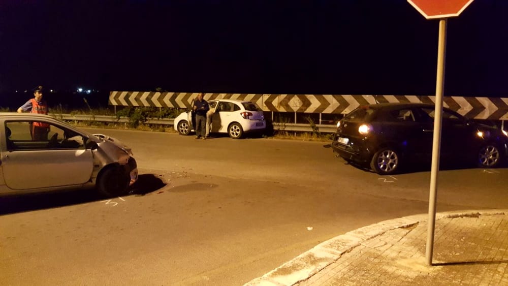 Puglia, violento scontro sulla via del mare, tre auto coinvolte, due persone in ospedale