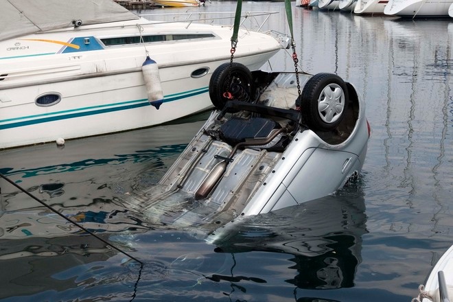 Nel barese, litiga per gelosia con la moglie e tenta di ucciderla precipitando con l’auto in mare