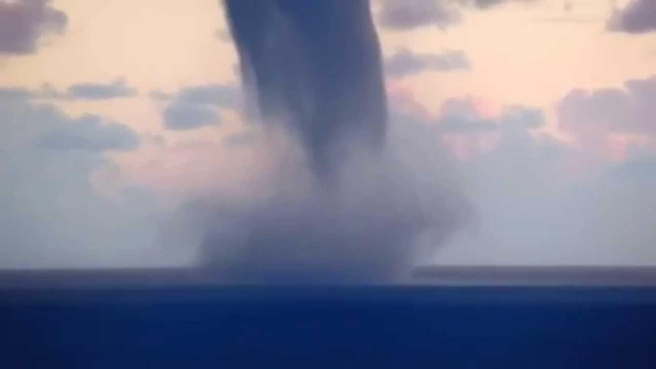 Terrore in Puglia per paurosa tromba marina di grosse dimensioni –  video