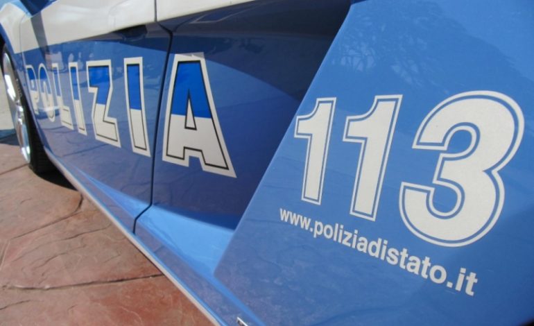 Giovane invasato a torso nudo punta pistola contro le auto in transito e minaccia passanti