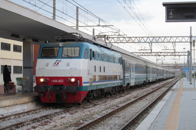 Treno Foggia – Bari, scene di ordinaria follia, migrante invitato a scendere perché sprovvisto di biglietto  sferra pugno in faccia a capotreno