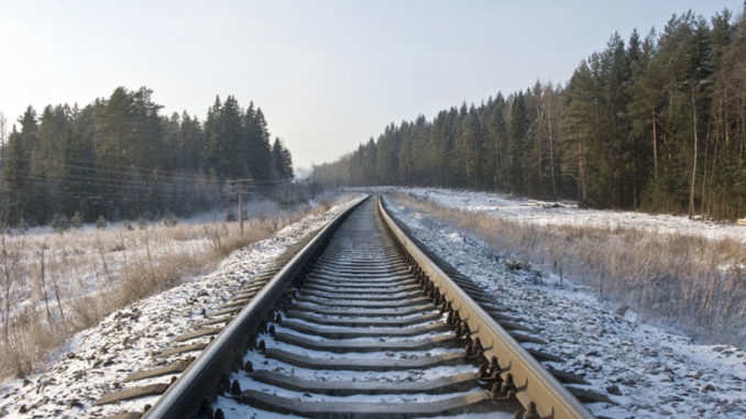 Puglia, per delusione d’amore, ragazzo di soli 27enne compie un folle gesto, steso sui binari in attesa che il treno lo travolga