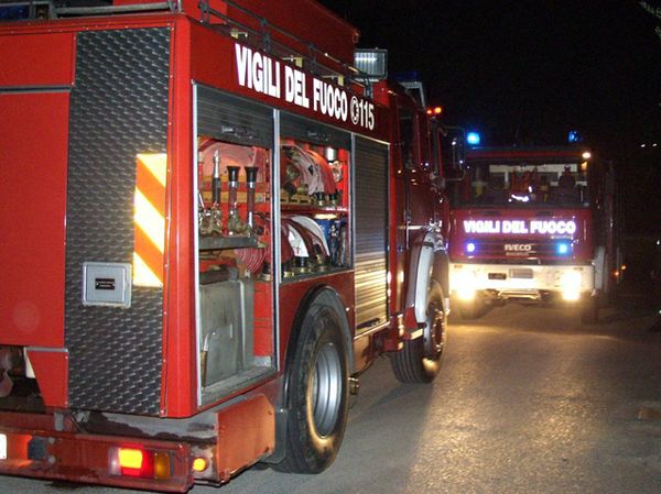 Devastante Incendio in pizzeria, evacuati 100 clienti: locale distrutto