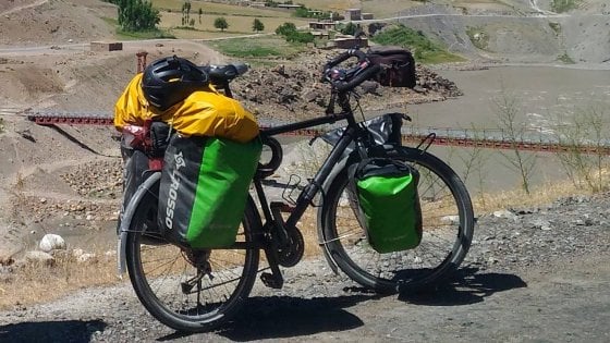  Fa il giro del mondo in bicicletta, 11 mesi di viaggio e ben 15 mila chilometri percorsi senza intoppi, ma  a Castelvolturno gli rubano la bici
