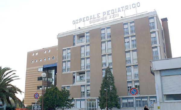 Ospedale pediatrico Giovanni XXIII a Bari, 12 medici e 8 infermieri durante l’orario di servizio organizzano una festa privata senza mascherina, il direttore generale Giovanni Migliore “comportamento inaccettabile”