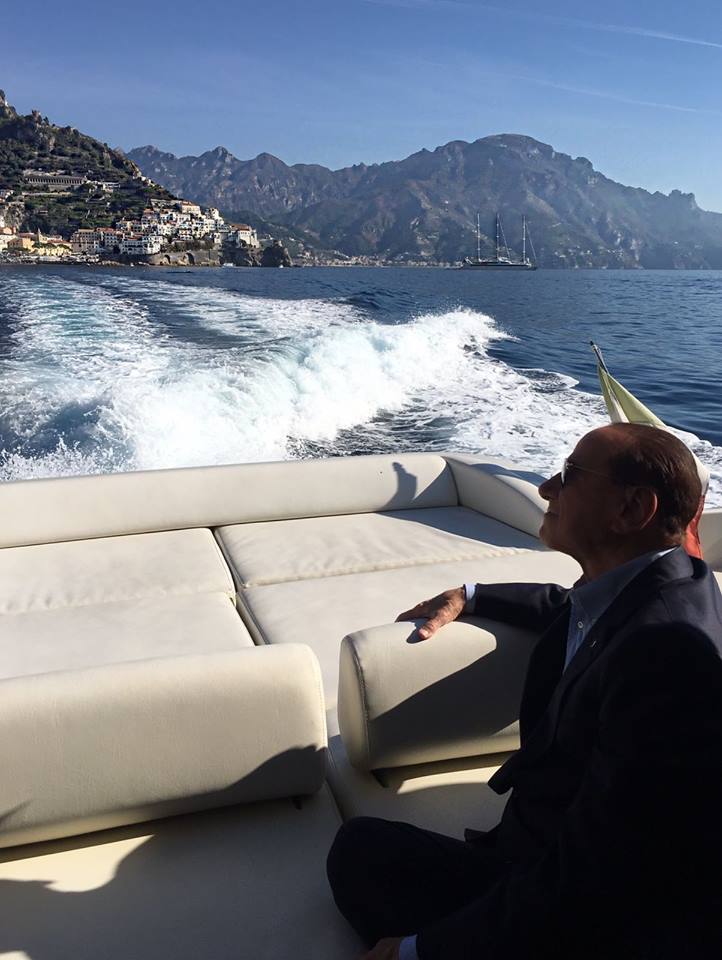 Berlusconi bloccato in mezzo al golfo di Napoli per un’avaria di un mega yacht, sbarca a Ischia con un’ora di ritardo