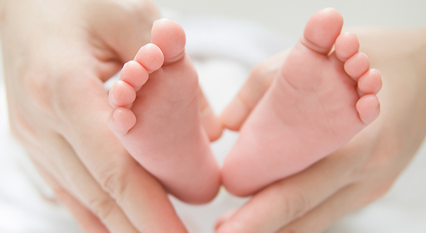 Scambio di neonate in clinica: mamma allatta e porta a casa la figlia di un’altra donna