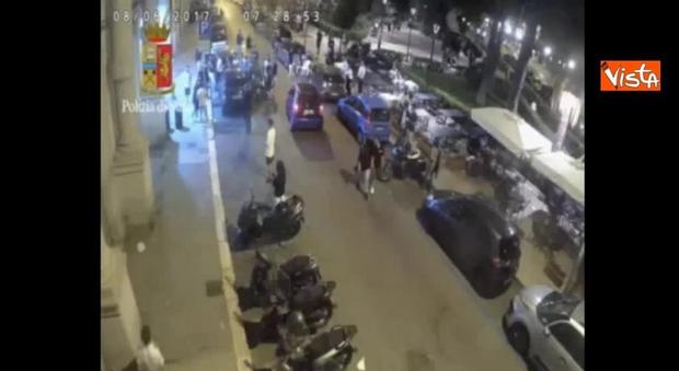Gay aggrediti a Bari dalla banda di bulli. Calci, pugni e offese umilianti alla coppia, due giovani arrestati
