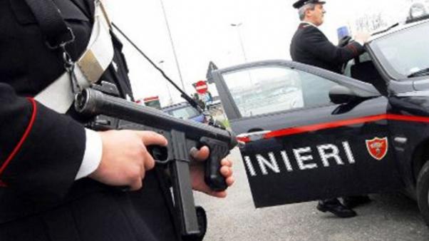 Far west in Puglia, rapina alle poste, irruzione di tre banditi armati, presi in ostaggio alcuni impiegati, panico tra i clienti, fuga con sparatoria contro i carabinieri