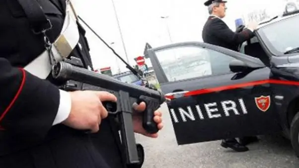 Puglia, terrore per una rapina all’ufficio postale, attimi di concitati durante fuga, banditi strattonano una che cade a terra sbattendo violentemente la testa