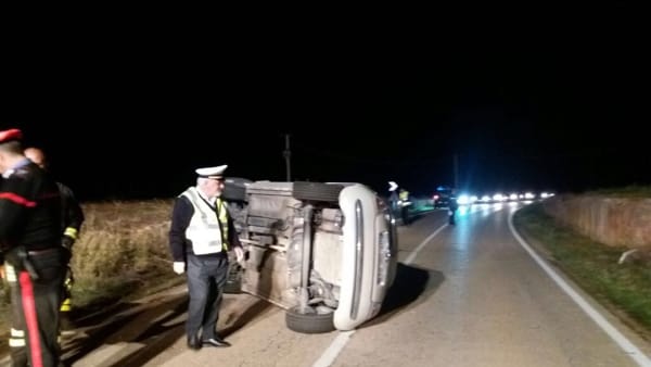 Puglia, auto si ribalta allo svincolo della superstrada Bari-Brindisi, ferita la conducente