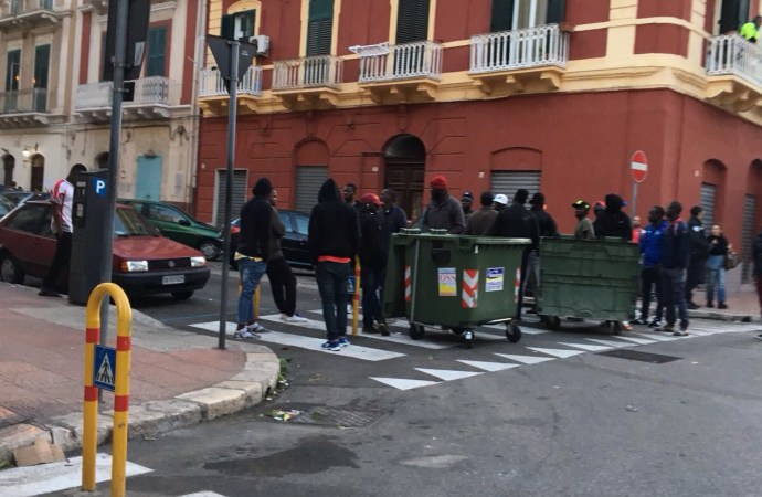Puglia, la rivolta degli extracomunitari scatta all’alba,  bloccato il centro città con dei cassonetti dei rifiuti, la protesta per ottenere permessi di soggiorno