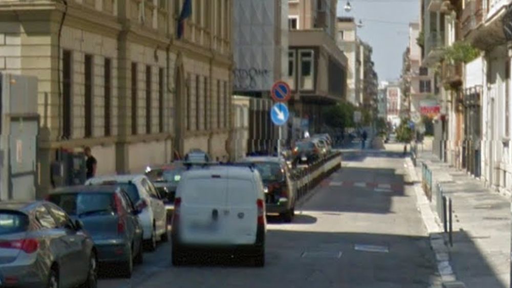 Bari, vigile urbano schiaffeggiato da un poliziotto all’uscita della scuola elementare Mazzini