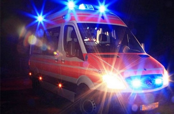 Bari gravissimo incidente, auto sbanda e precipita nel canalone a San Girolamo, tre ragazzi feriti estratti dalle lamiere