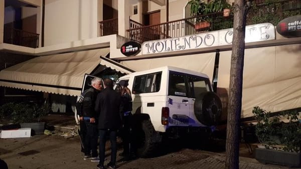 Fuoristrada piomba sui tavolini fuori dal bar: un cliente è gravissimo, giovane conducente rischia linciaggio