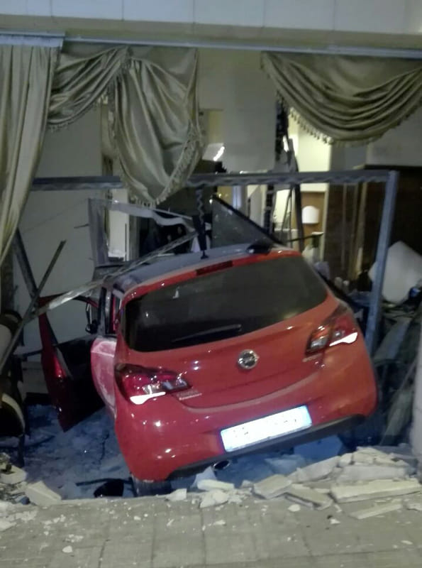 Puglia, “sembrava una bomba” auto in pieno centro sfonda vetrata noto hotel e piomba sulla reception, due le persone ferite gravemente