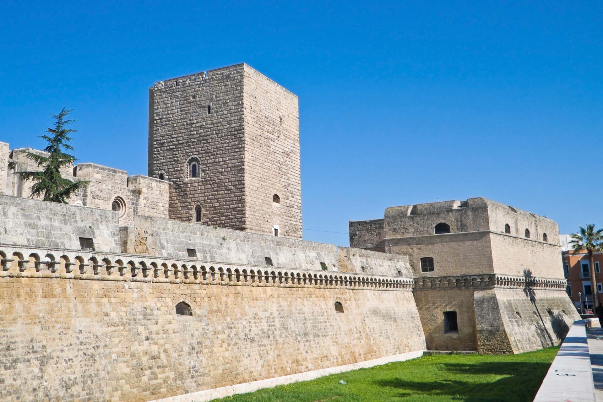 Bari, caos al castello Svevo, calca e nervi tesi all’ingresso, visitatori vogliono entrare gratis, direttrice chiede intervento carabinieri