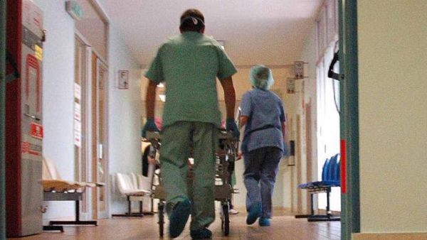 Bimba nasce morta, il padre picchia il ginecologo e scoppia la rissa in ospedale