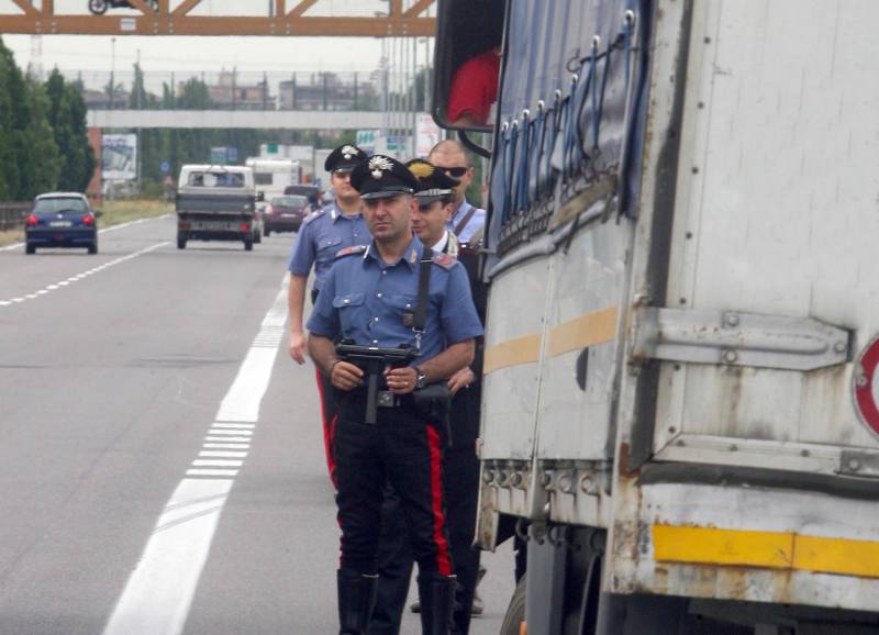 Rapina ad un tir nel barese, , banda armata sequestra conducente a del mezzo, inseguita dai carabinieri abbandona camion
