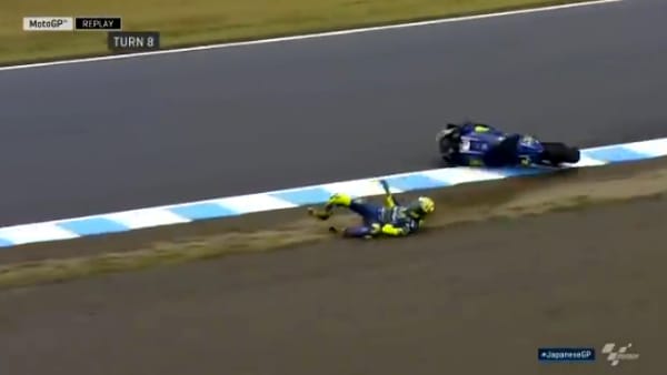 Valentino Rossi nuova rovinosa caduta al MotoGp sul circuito di Motegi