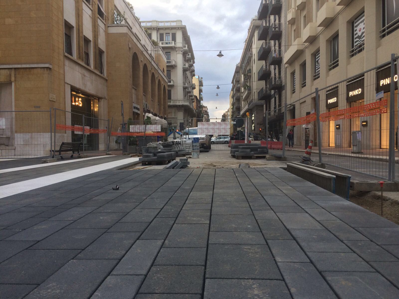 Bari restyling in via Sparano, nuova pavimentazione per metà della carreggiata fino a via Abate Gimma