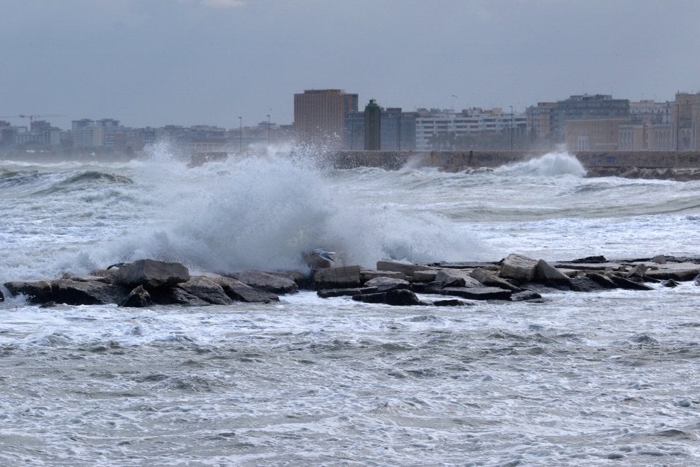 Puglia, allerta meteo da domani alle ore 9, previsti forti grandinate e mareggiate