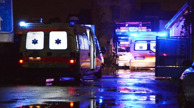 Bari, brutto incidente sulla statale 16, conducente perde il controllo dell’auto che sbatte violentemente contro guardrail, è grave