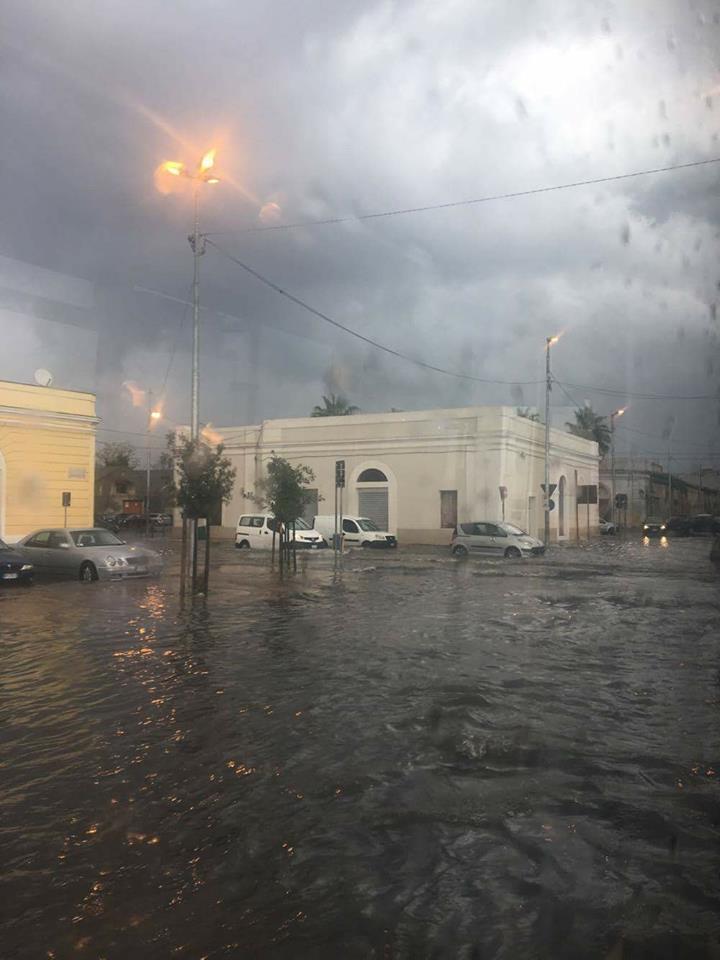 Nubifragio a Taranto, strade e negozi allagati, circolazione in tilt