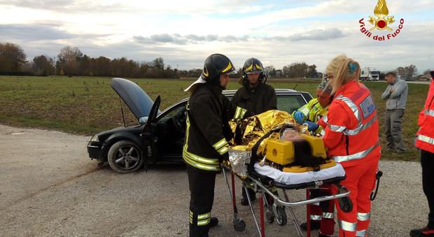 Sbanda con l’auto sul cavalcavia e precipita dentro un agriturismo: è in fin di vita