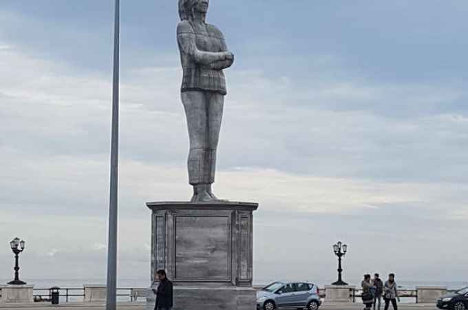 Bari, ecco perché è stata installata un’enorme statua raffigurante una donna in Piazza Diaz sul Lungomare